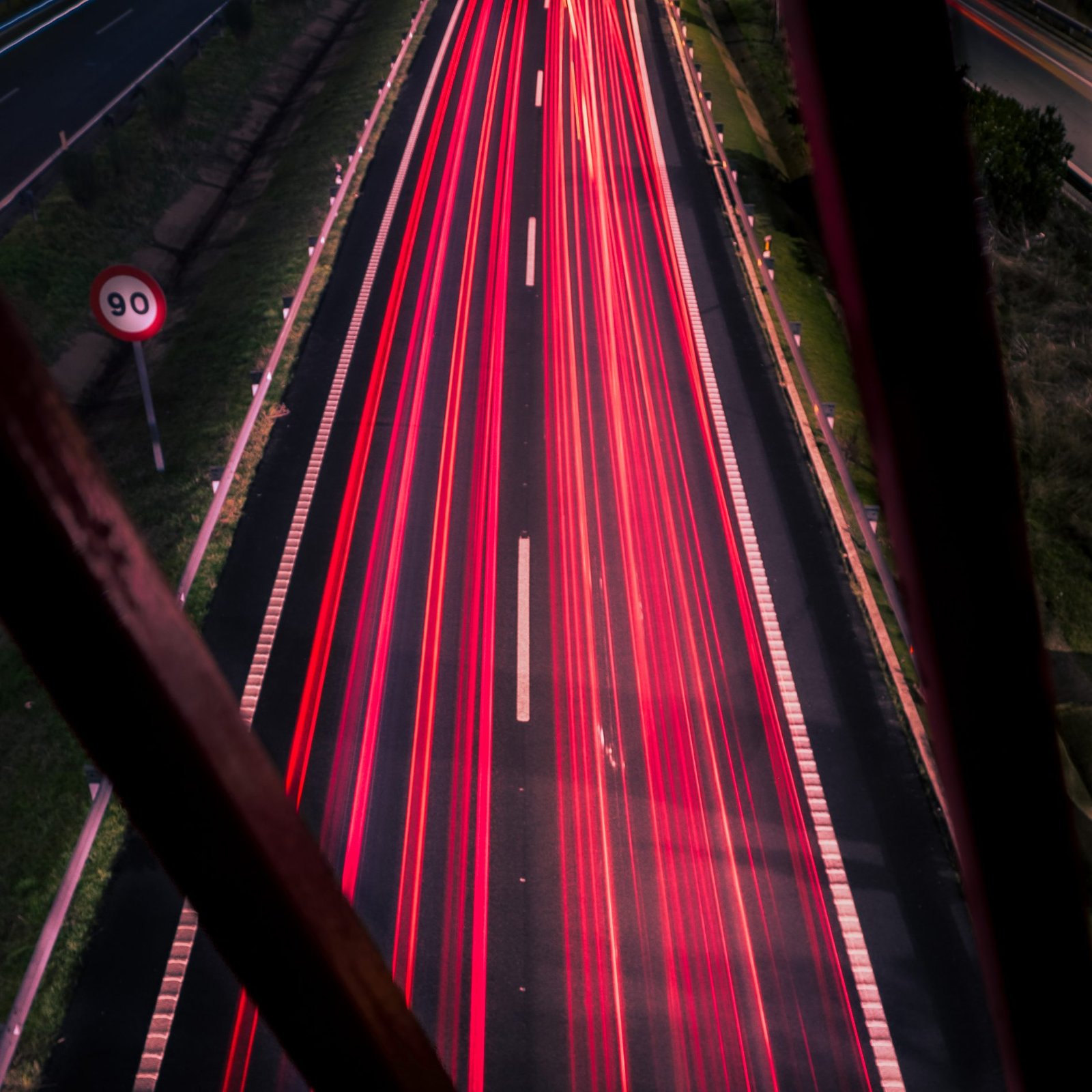 Estelas de luz roja en una autovía, larga exposición